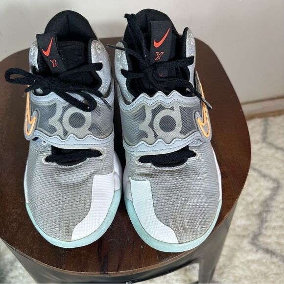 Nike Gray and Black Sneakers with Modern Design - Picture 4 of 7